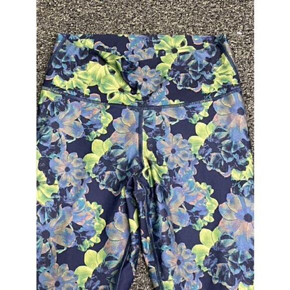 Fabletics Women's Superbloom Define PowerHold® Mid-Rise Capri Leggings Medium - Picture 2 of 10